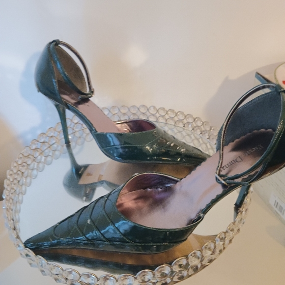 Pierre Dumas, Hunter Green, Size 8, Pointed-Toe, 3 1/2 inch Stiletto. - Picture 2 of 5